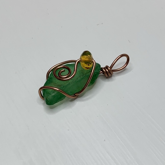 Green beach glass pendant. - Picture 2 of 3